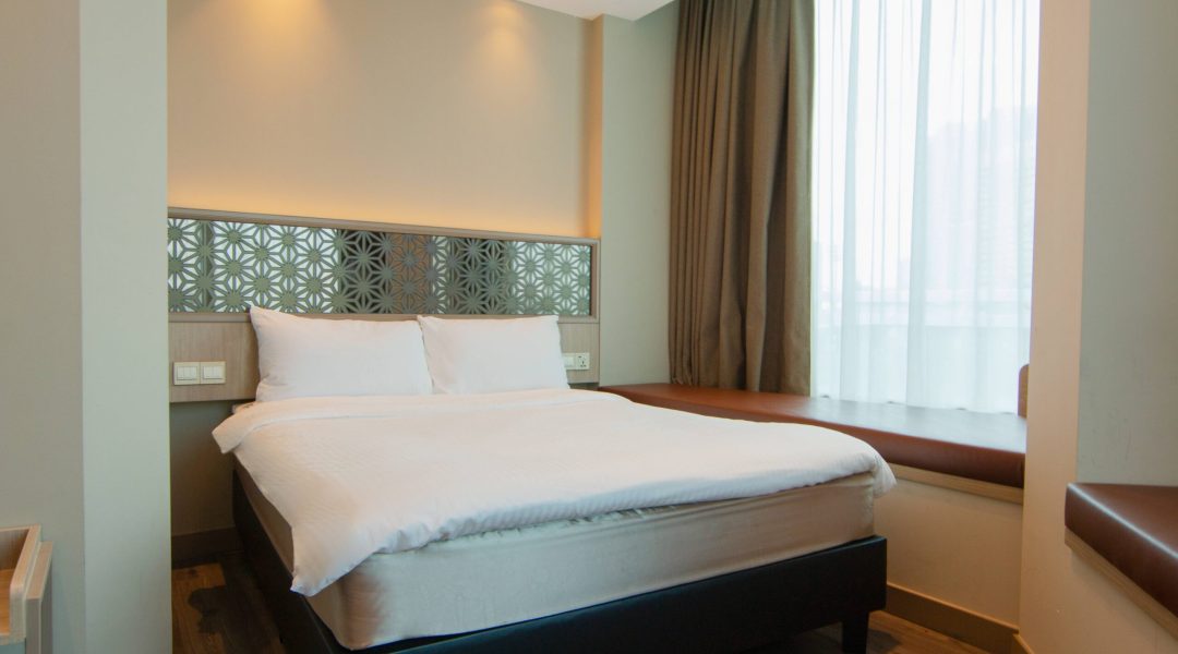 Aqueen Jalan Besar Deluxe Queen room bed